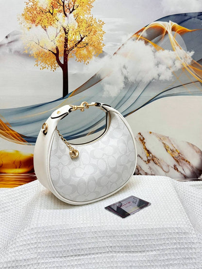 COACH

Best quality

 with box

125 dhs🇦🇪🇦🇪

size20CM

Zain290
♥️♥️♥️
