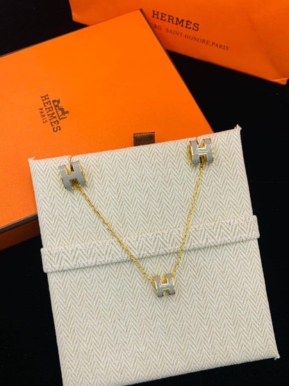 Hermes 
NECKLACE EARRINGS
SET MASTER✨💫
90 DHS✅
WITH BOX AND PAPER BAG🛍️🎁

Zain89
♥️♥️♥️