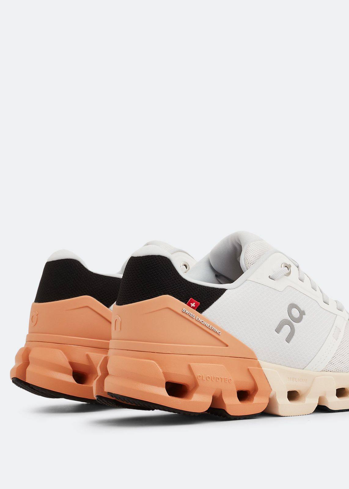 On Cloud FLYER. 🧡
size 36-45 AVAILABLE 😍
210 dhs🗽

Zain242
♥️♥️♥️