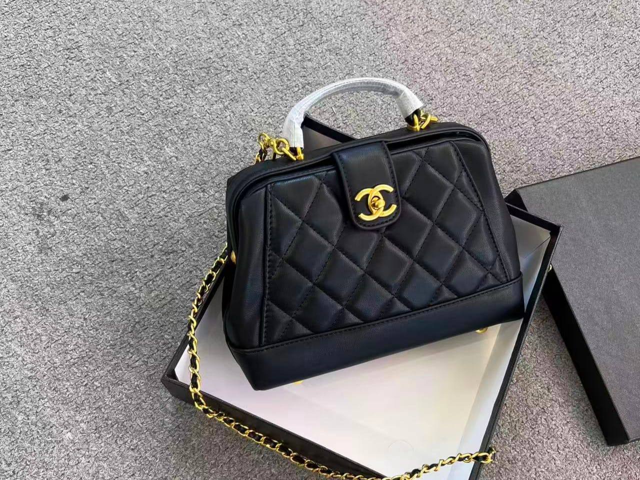 Chanel
90 dhs🪙🌨️

with box
🎁🎁🎁

size 24cm

Zain26
♥️♥️♥️