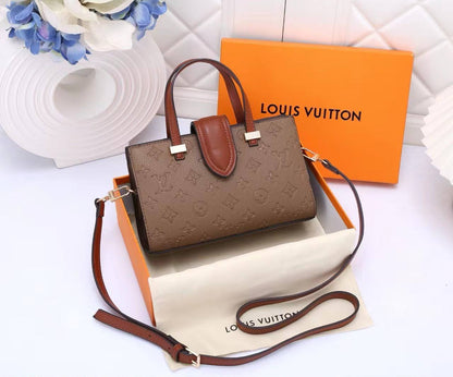 LV
Good quality 
Size 23*cm
100 dhs🇦🇪🇦🇪
With box 📦🔥🔥

Zain70
♥️♥️♥️