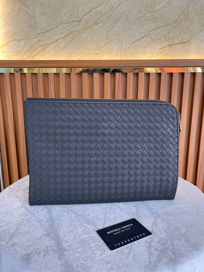 BOTTEGA VENETA
*File bag*
*Master quality*
450 dhs🪙🖤

Zain179
♥️♥️♥️