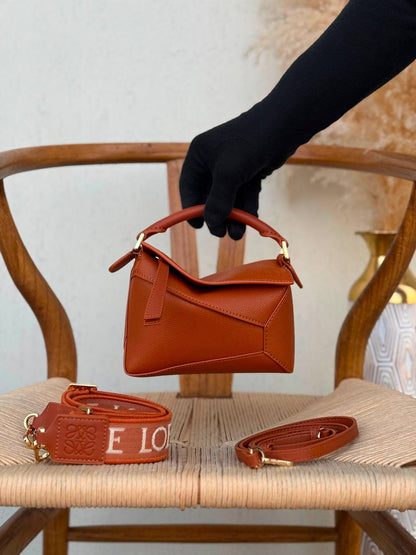 LOEWE
18cm
320 dhs🇦🇪🇦🇪
Top quality 
With box🎁

Zain167
♥️♥️♥️