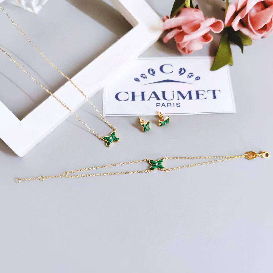CHAUMET SET❤️‍🔥*
Necklace 🐦‍🔥
Earring🍁
Bracelet ✨
Master quality 💯
With normal boxes 📦 
130 dhs❣️
With master box 🗃️ 
220 dhs❣️

Zain216
♥️♥️♥️