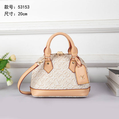 LV

best quality
 with box

120 dhs🇦🇪🇦🇪

size14CM
Zain290
♥️♥️♥️