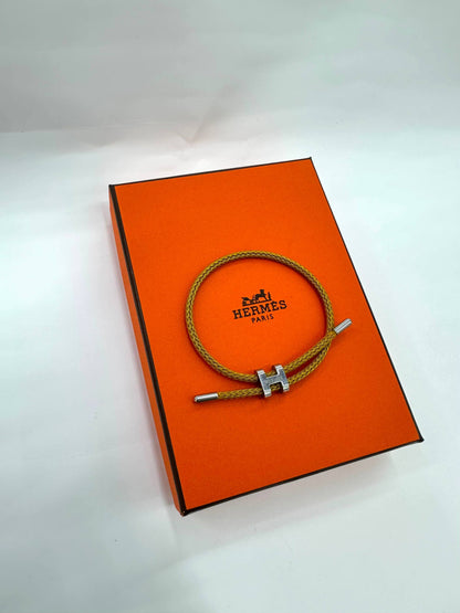 Hermes💫 

Hand band 

20 dhs🇦🇪🇦🇪

With black box 🎁

Zain263
♥️♥️♥️