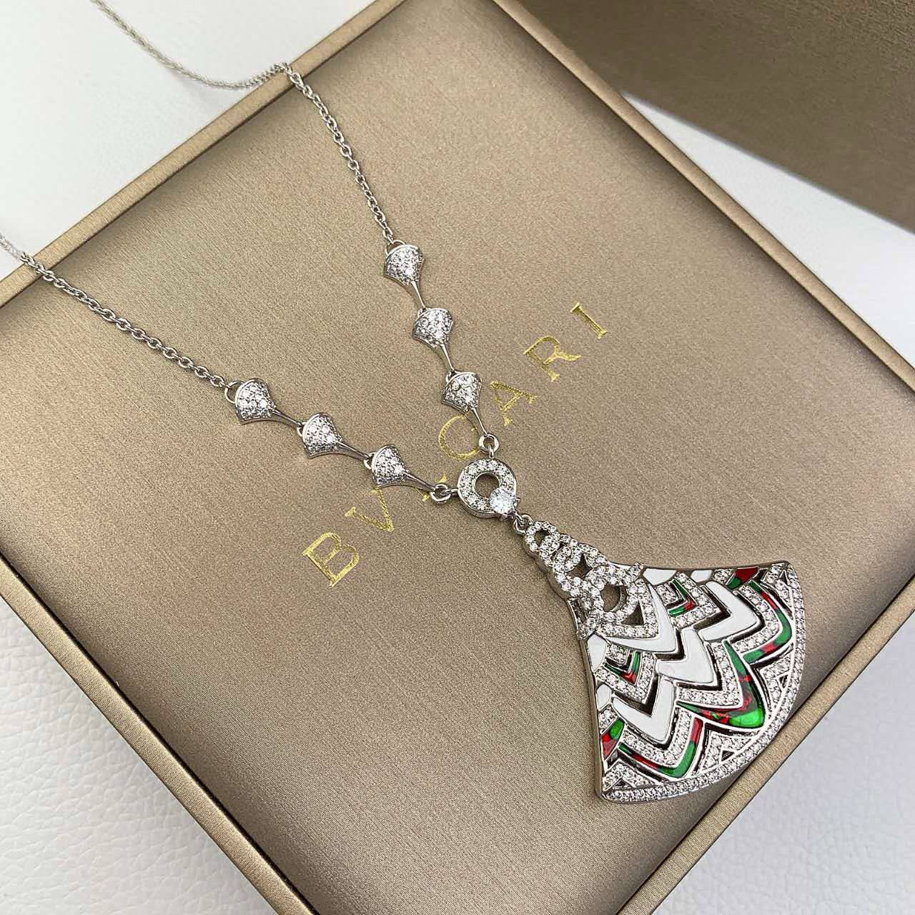 BVLGARI SET
💫✨
MASTER
NECKLACE & EARRINGS
180 DHS🇦🇪🇦🇪
WITH SMALL BOX AND PAPER BAG 🛍️🎁

Zain89
♥️♥️♥️