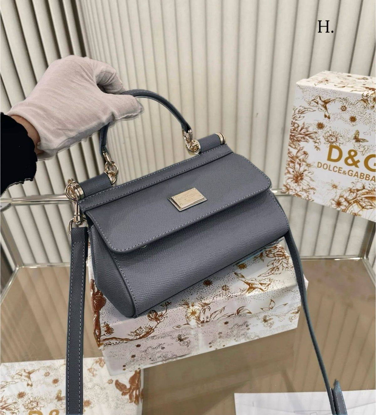 Dolce&Gabbana 

new came 
good quality 

with box 
105 dhs🇦🇪🇦🇪

Zain295
♥️♥️♥️