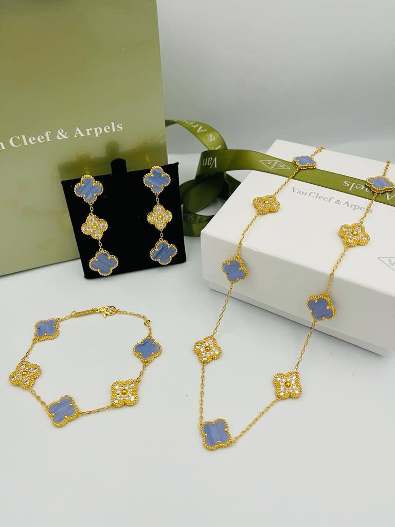 VCA
MASTER SET ✨💫
💎With Stone
NECKLACE BRACELET EARRINGS 
WITH GOOD BOX AND PAPER BAG🛍️🎁 
250 DHS🇦🇪

Zain89
♥️♥️♥️
