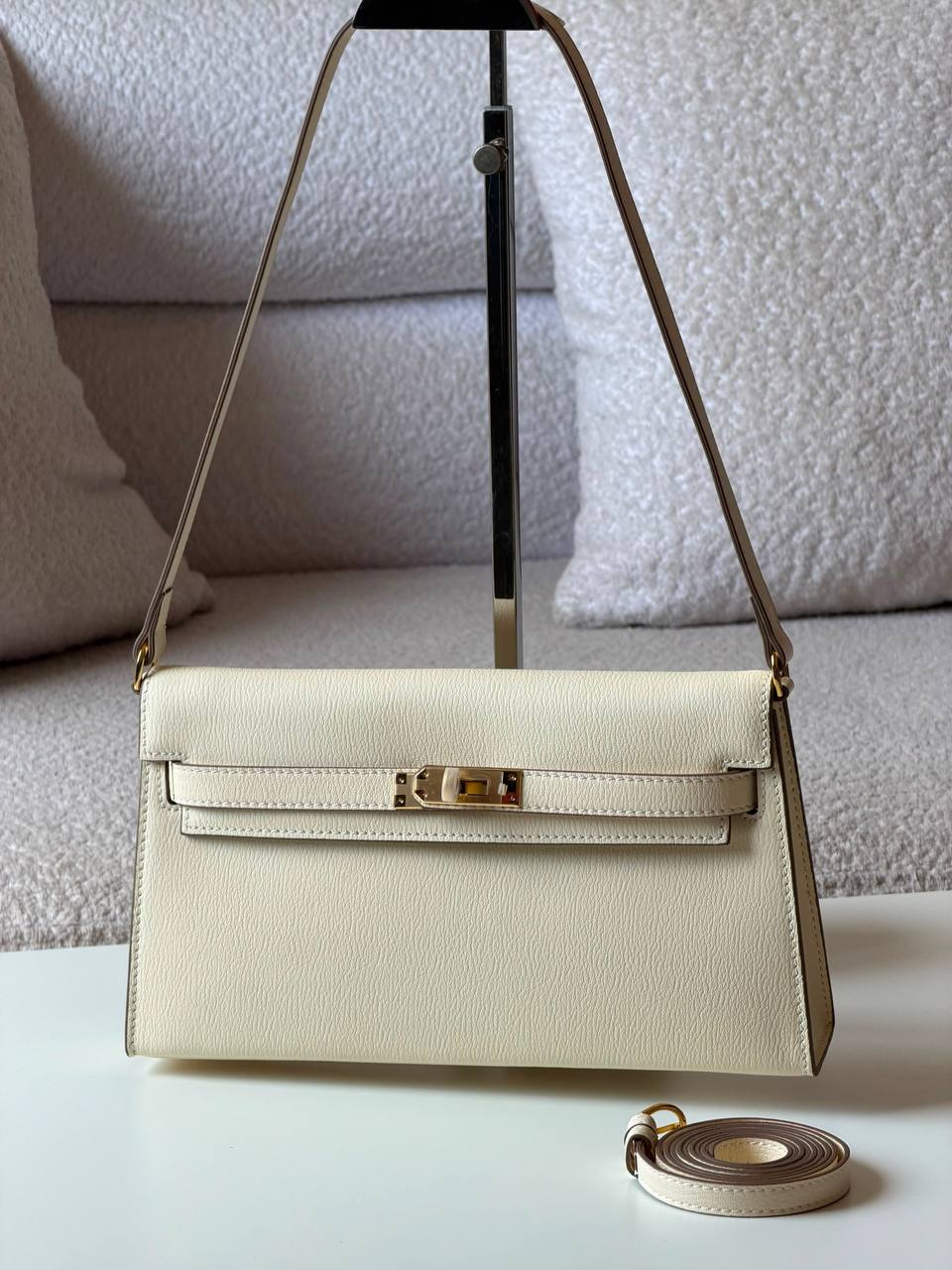 Hermes

 elan 27cm💥Master quality ✅with box📦

380 dhs✅

Zain52
♥️♥️♥️