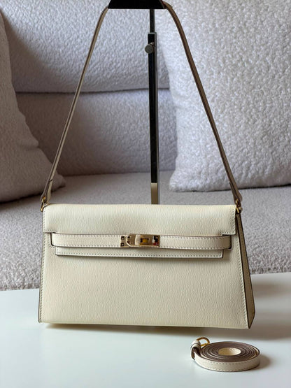 Hermes

 elan 27cm💥Master quality ✅with box📦

380 dhs✅

Zain52
♥️♥️♥️