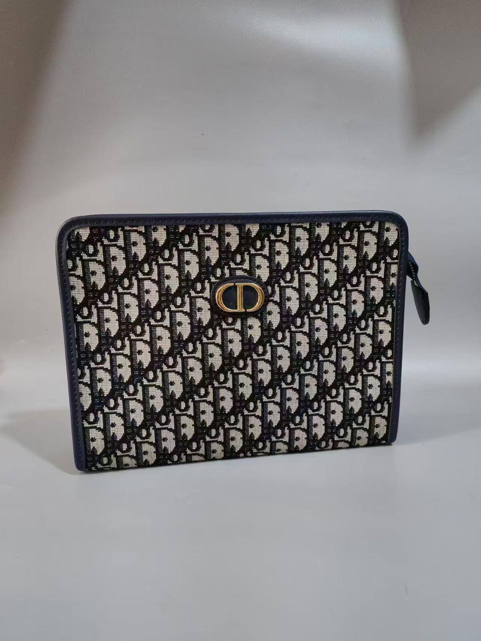 💖 Brand Clutch
1️⃣ First quality +🎁
Size : 28 * 18.5 cm
60 dhs🪙🌨️
with box 🎁

Zain115
♥️♥️♥️