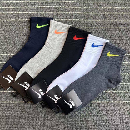 Now available 
M socks 🧦 
10 pairs 
35 dhs🪙💚

Zain138
♥️♥️♥️