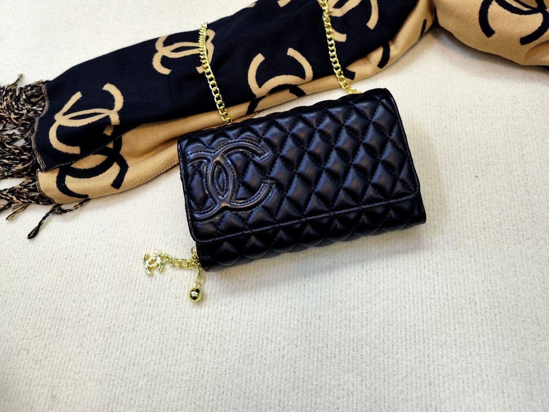Chanel

90 dhs🇦🇪🇦🇪

with box

size  20cm
Zain26
♥️♥️♥️
