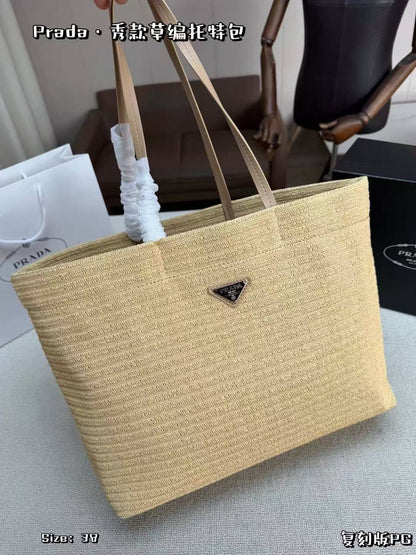 Prada 

re stocks 

230 DHS🇦🇪🇦🇪

Zain228
♥️♥️♥️