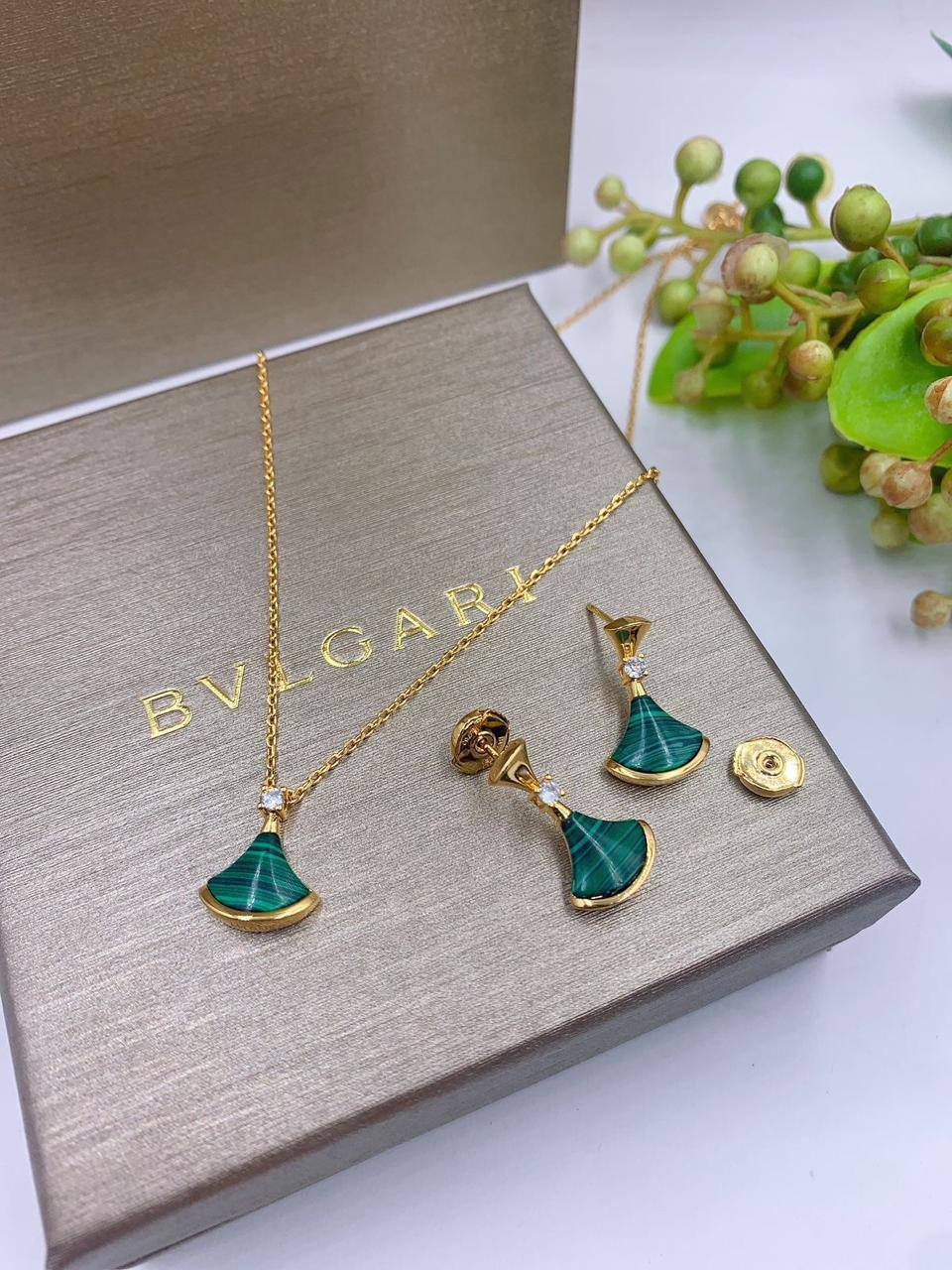 105 dhs🪙🌨️ SET
 Bvlgari
NECKLACE EARRINGS 

Zain89
♥️♥️♥️