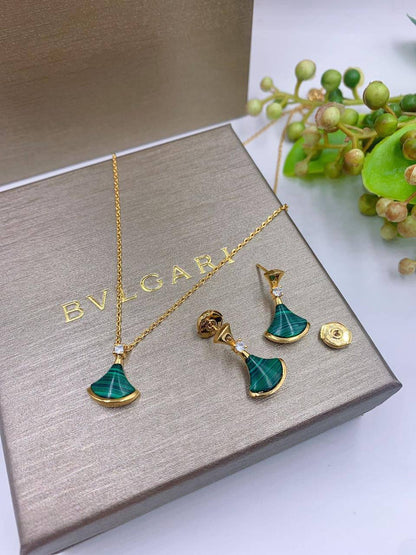 105 dhs🪙🌨️ SET
 Bvlgari
NECKLACE EARRINGS 

Zain89
♥️♥️♥️
