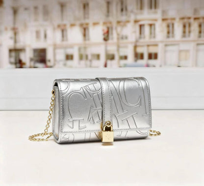 CH
95 dhs🪙
size：19.5×12.5×5cm

Good quality 

with box
🎁🎁🎁

Zain39
♥️♥️♥️