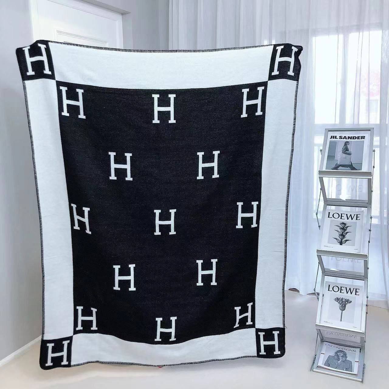 New collection 
Master 
Throw blanket in Merinos wool and cashmere (90%
rinos wool, 10% cashmere)
Size 135*170
👉🏽Blanket 
150 dhs✅

👉🏽Pillows with feeling
90 dhs✅

Zain99
♥️♥️♥️