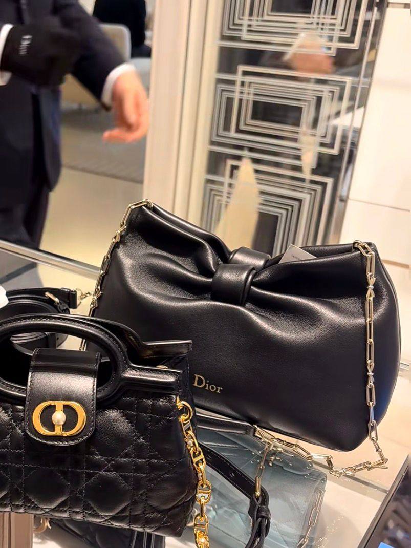 Dior
100 dhs✅
Good-quality 

with box🎁🎁🎁

Zain35
♥️♥️♥️