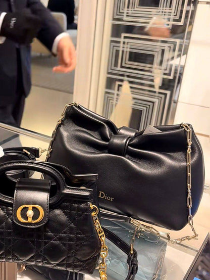 Dior
100 dhs✅
Good-quality 

with box🎁🎁🎁

Zain35
♥️♥️♥️