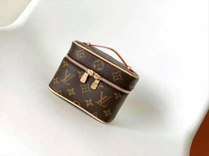LV

Good QUALITY 

WITH BOX 

MEDUIM SIZE 110 DHS…..
SMALL SIZE 100 DHS……

Zain17
♥️♥️♥️