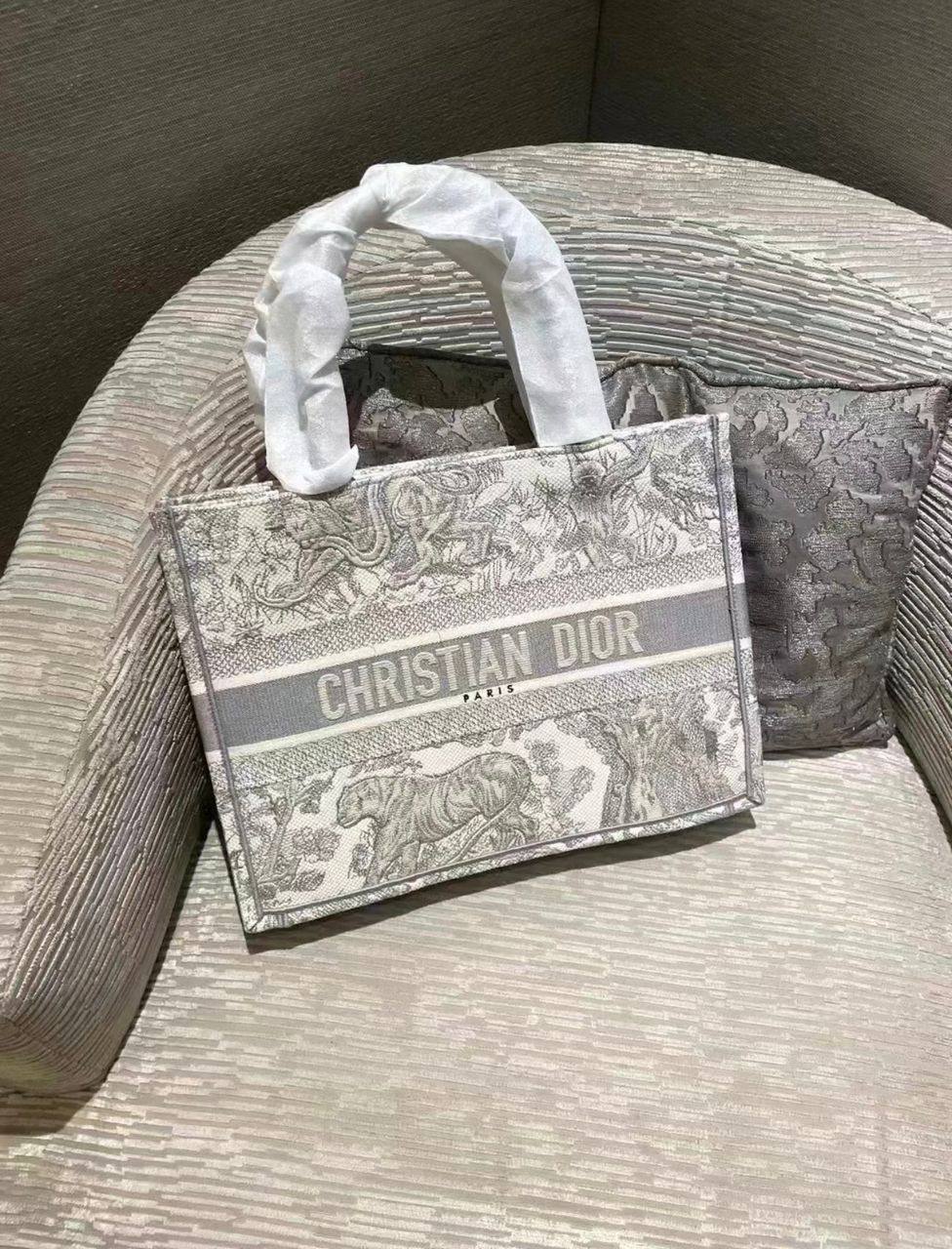 Dior 
110 dhs🪙🌨️
size：36CM-41CM
Good quality

Zain35
Zain26
Zain115
♥️♥️♥️