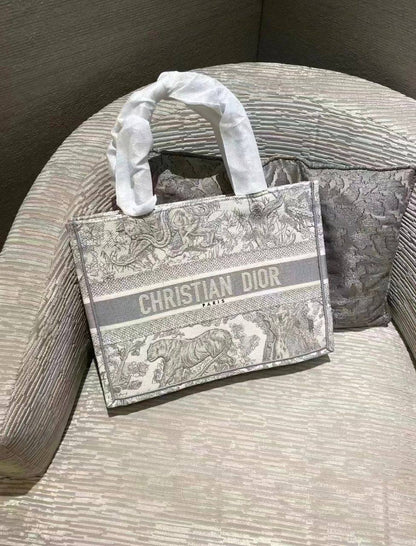 Dior 
110 dhs🪙🌨️
size：36CM-41CM
Good quality

Zain35
Zain26
Zain115
♥️♥️♥️