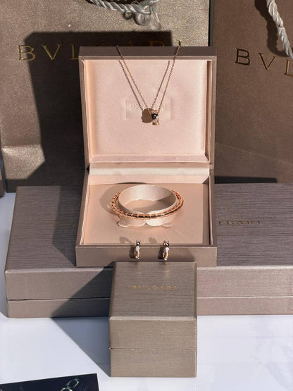 Bvlgari
Bracelet , Necklace,Earrings 
 Latest Collection  😍
Quality: Super Master 
Non -Tarnish color
In :-Rose Gold
For Price 👇 WTSP Text Zain 0568585901

Zain268
♥️♥️♥️
