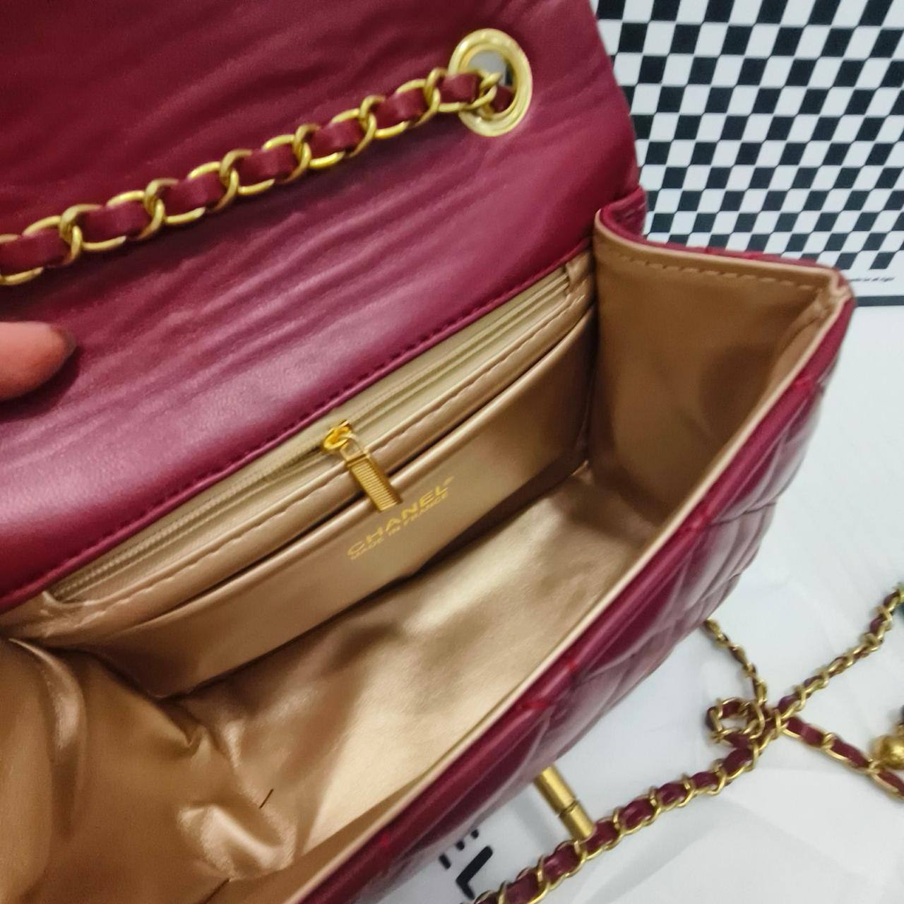 Chanel
21*14*10 cm
With box 
🎁🎁🎁

70 dhs🪙💕

Zain17
♥️♥️♥️