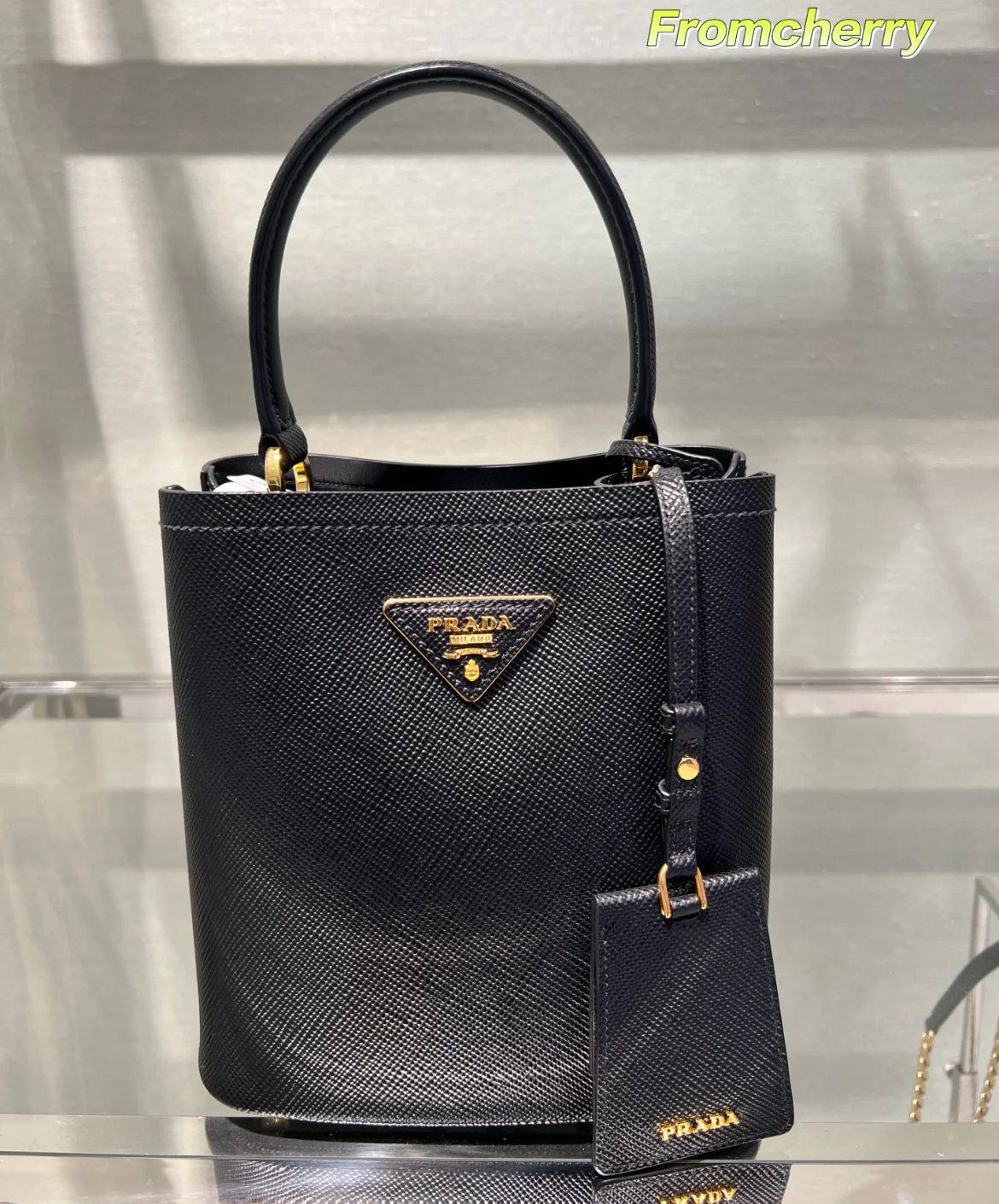 Prada
105 dhs❣️
size：22cm
Good quality 

with box
🎁🎁🎁

Zain35
♥️♥️♥️