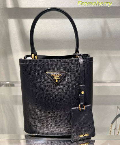Prada
105 dhs❣️
size：22cm
Good quality 

with box
🎁🎁🎁

Zain35
♥️♥️♥️