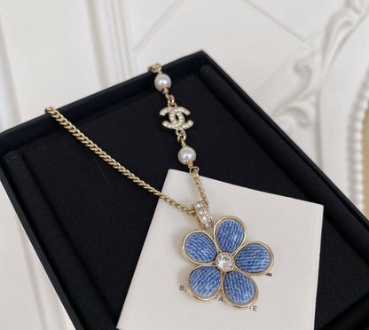 Gucci ❤️‍🔥*
BROOCH🦋
Master quality 🍁
With normal boxes 📦 
50 dhs✅
With master box 🗃️ 
65 dhs✅

Zain216
♥️♥️♥️