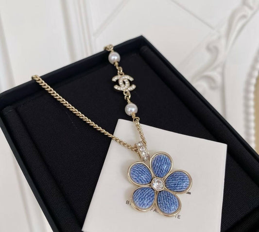 Gucci ❤️‍🔥*
BROOCH🦋
Master quality 🍁
With normal boxes 📦 
50 dhs✅
With master box 🗃️ 
65 dhs✅

Zain216
♥️♥️♥️