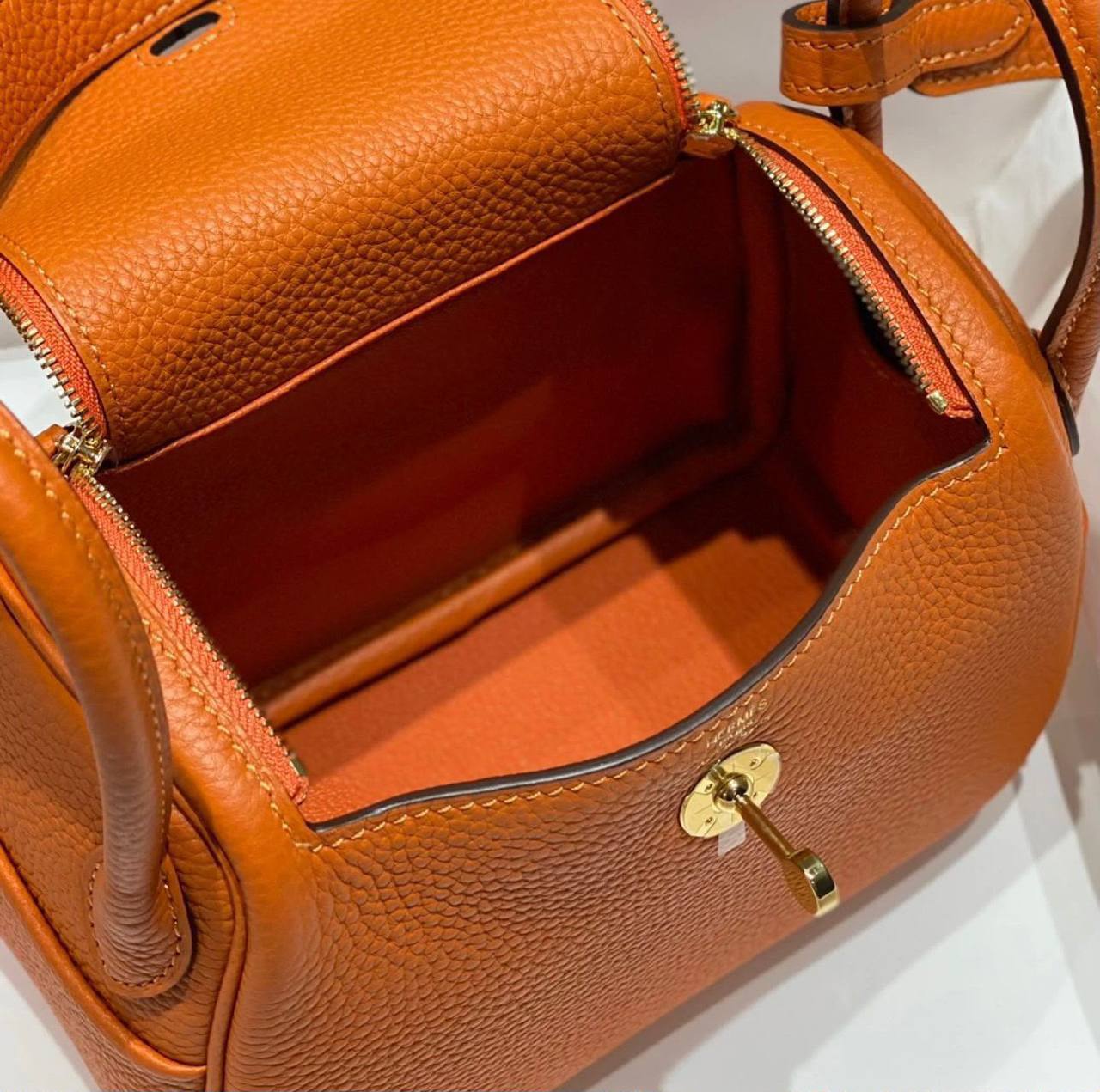 Hermes
LINDY 
GOOD QUALITY WITH BOX 
120 dhs💓

Zain39
♥️♥️♥️