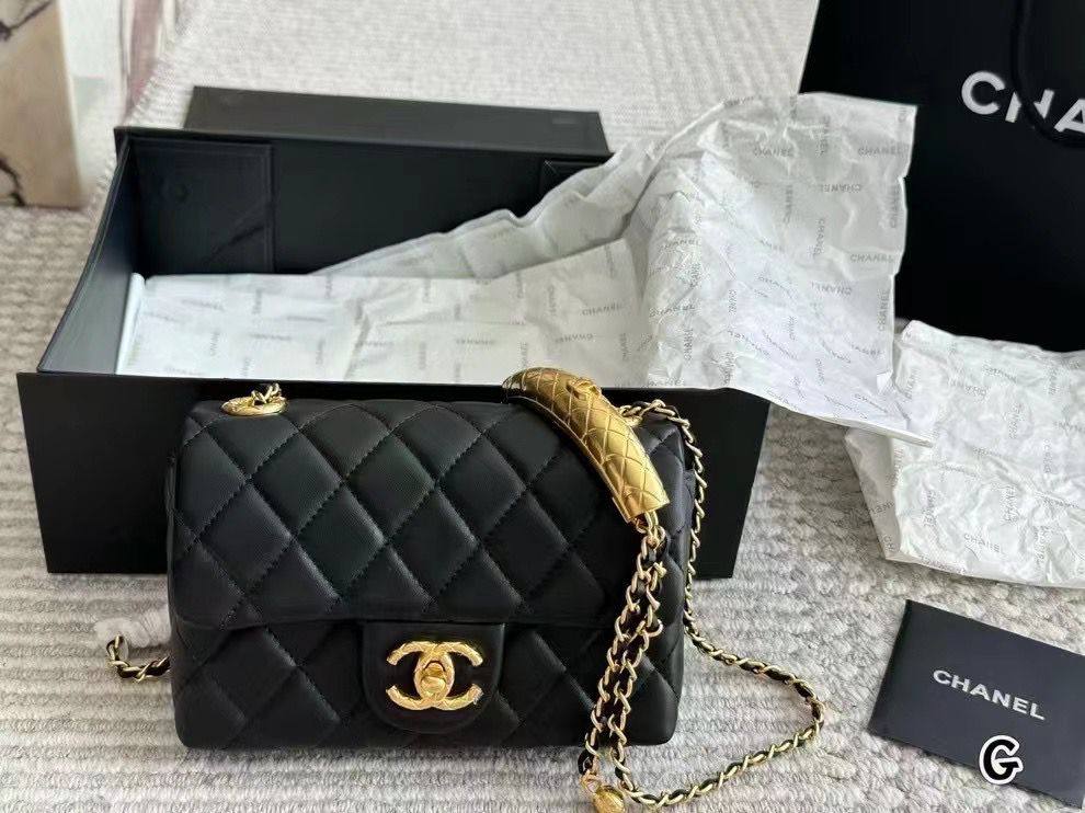 Chanel
110 dhs✅

Zain35
♥️♥️♥️