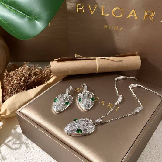 BVLGARI ❤️‍🔥*
Necklace 🦋
Earring ✨
Master quality 💯
With normal boxes 🗃️ 
120 dhs✅
With master box 📦 
160 dhs✅

Zain216
♥️♥️♥️