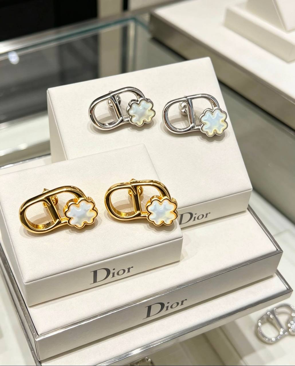 Dior ❤️‍🔥*
Necklace ✨
Earring 🦋
Bracelet 💥
Master quality 💯
With normal boxes 🗃️ 
120 dhs✅
With master box 📦 
130 dhs✅

Zain216
♥️♥️♥️