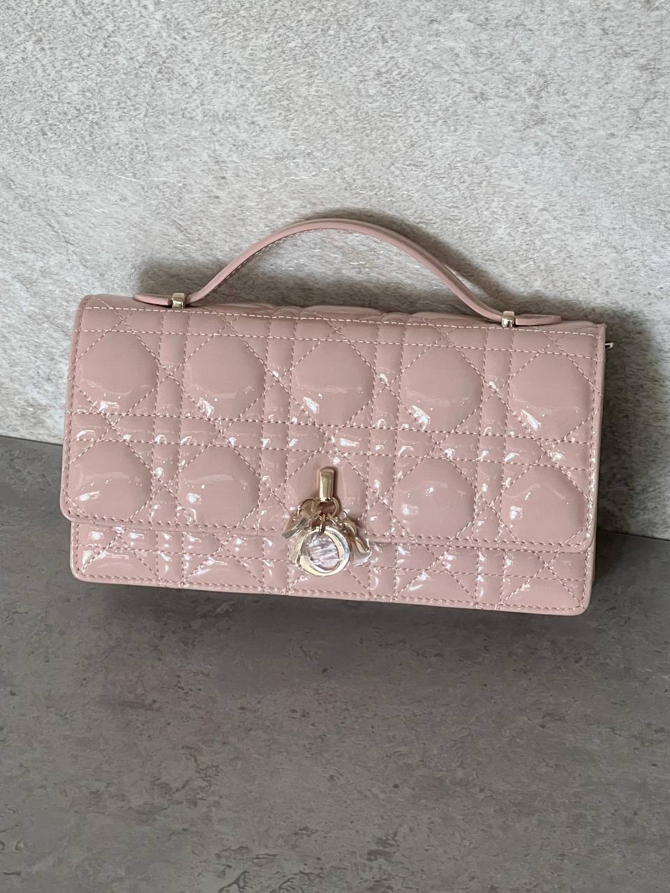 Dior 
𝐌𝐈𝐒𝐒 𝐃𝐈𝐎𝐑 𝐖𝐀𝐋𝐋𝐄𝐓 𝐎𝐍 𝐂𝐇𝐀𝐈𝐍 𝐏𝐀𝐓𝐄𝐍𝐓 𝐋𝐄𝐀𝐓𝐇𝐄𝐑 
850 dhs✅*🛍️👌

ETAG4
♥️♥️♥️