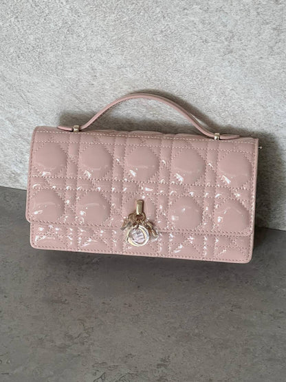 Dior 
𝐌𝐈𝐒𝐒 𝐃𝐈𝐎𝐑 𝐖𝐀𝐋𝐋𝐄𝐓 𝐎𝐍 𝐂𝐇𝐀𝐈𝐍 𝐏𝐀𝐓𝐄𝐍𝐓 𝐋𝐄𝐀𝐓𝐇𝐄𝐑 
850 dhs✅*🛍️👌

ETAG4
♥️♥️♥️