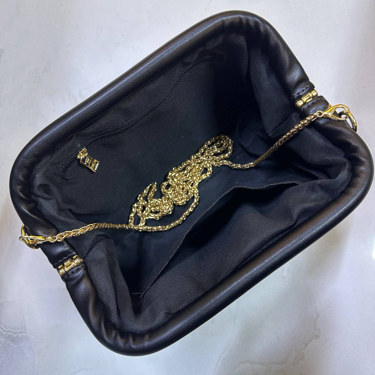 BOTTEGA 

GOOD QUALITY 
WITH BOX 
🎁🎁🎁

90 dhs✅

Zain39
♥️♥️♥️
