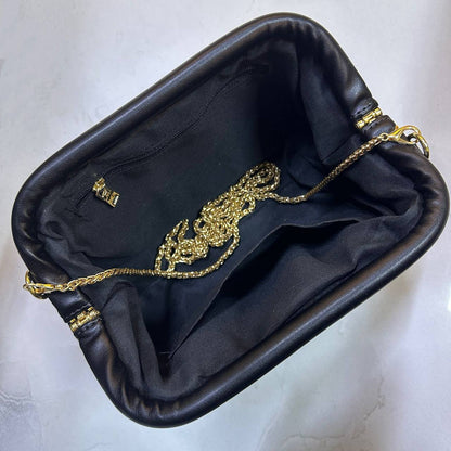 BOTTEGA 

GOOD QUALITY 
WITH BOX 
🎁🎁🎁

90 dhs✅

Zain39
♥️♥️♥️