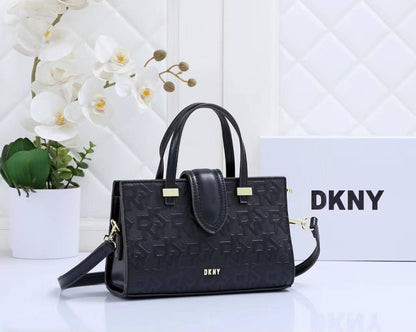 Dkny
Good quality 
Size 23*cm
100 dhs🇦🇪🇦🇪
With box 📦🔥🔥

Zain70
♥️♥️♥️