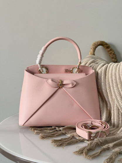 Dior 
Super master quality aaa
Size : 22 cm and 28 cm

For Price 👇 WhatsApp✅
0568585901 
0507557372
0552275751 Owner Zain 👌

Zain315
♥️♥️♥️