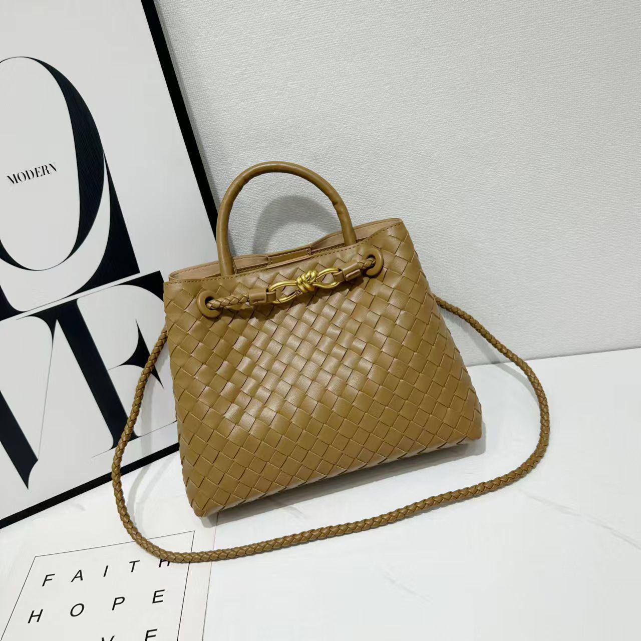 Bottega Veneta 

Good Quality 

With Box 
🎁🎁🎁

110 dhs✅

Zain250
♥️♥️♥️