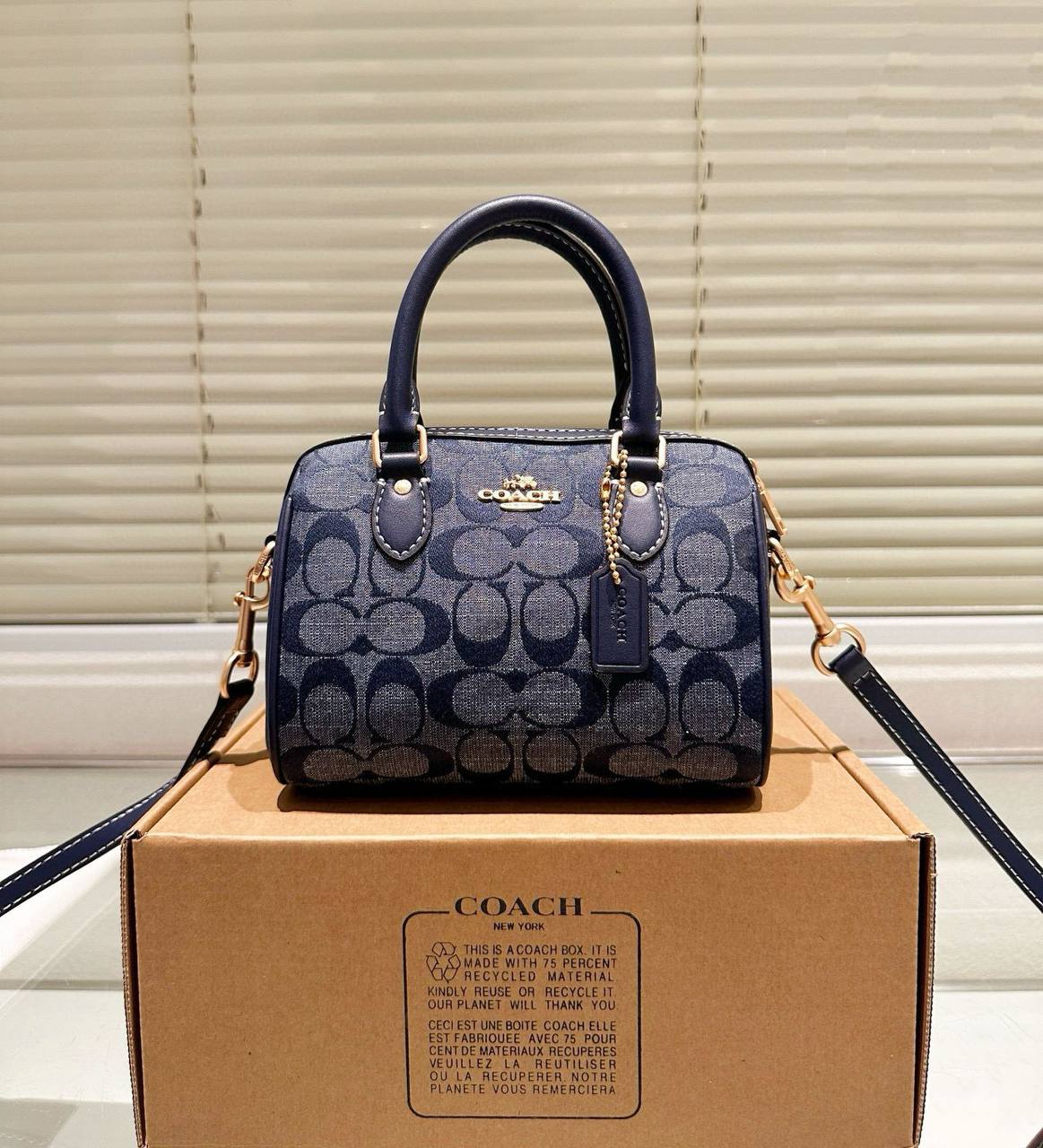COACH 
NEW CAME GOOD QUALITY 
WITH BOX 
🎁🎁🎁

90 dhs🪙🌨️
SIZE: 18cm

Zain39
♥️♥️♥️