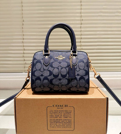COACH 
NEW CAME GOOD QUALITY 
WITH BOX 
🎁🎁🎁

90 dhs🪙🌨️
SIZE: 18cm

Zain39
♥️♥️♥️