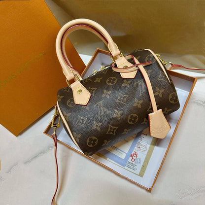 LV SPEEDY 
SMALL SIZE 
 GOOD QUALITY
 WITH BOX 
🎁🎁🎁

85 dhs✅

Zain295
♥️♥️♥️