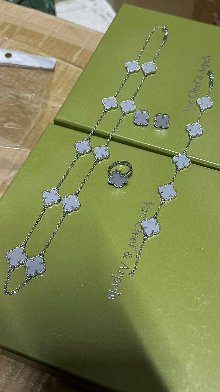 VCA set💥
*Stainless steel SET 💯*
Necklace ❤️‍🩹
Earring 🍁
Breslat ❣️
Ring 💍 free size
With normal boxes 📦 
And paper bag 🛍️
70 dhs🪙💕
With master box 🗃️ 
110 dhs🪙💕

Zain216
♥️♥️♥️