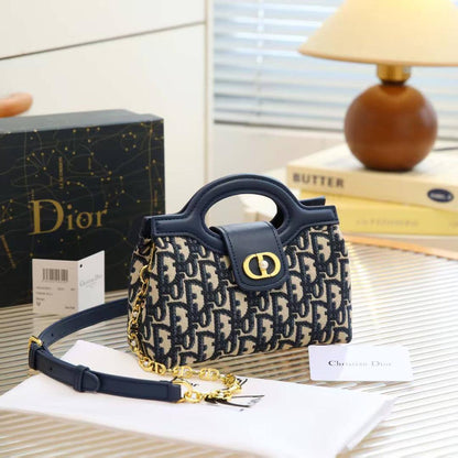 Dior

95 dhs✅

high quality 

With box
🎁🎁🎁

Zain26
♥️♥️♥️